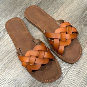 Cushionaire Winnie woven slide sandals + comfort foam.